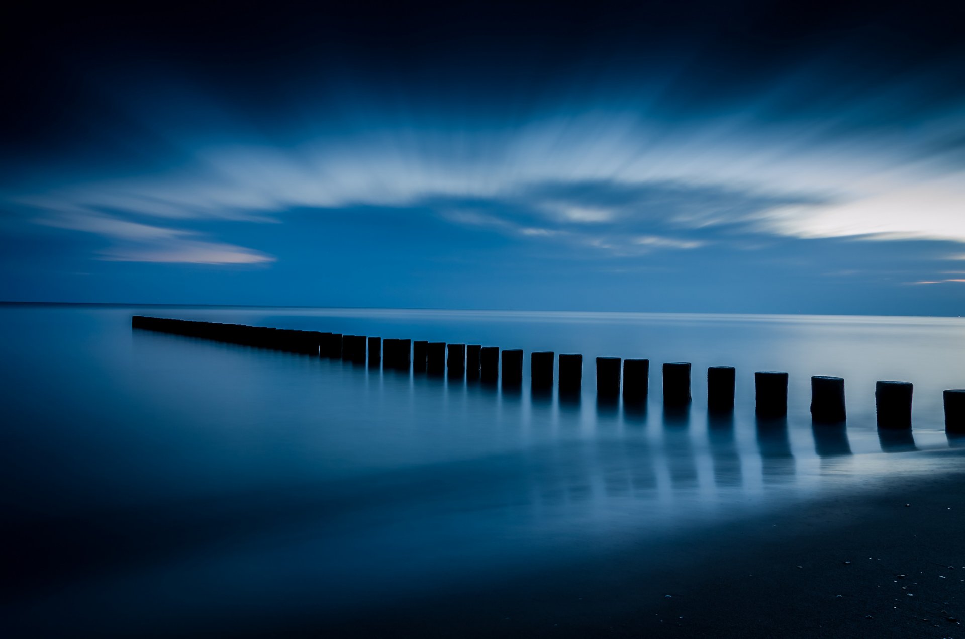 mare riva supporti calma calma cielo nuvole blu prima dell alba
