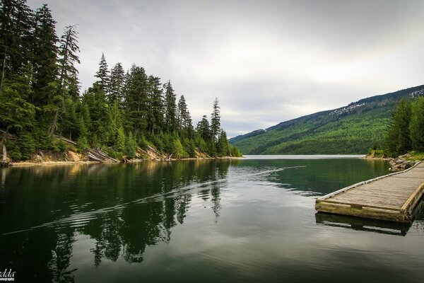 Fiume in Canada e Molo di legno